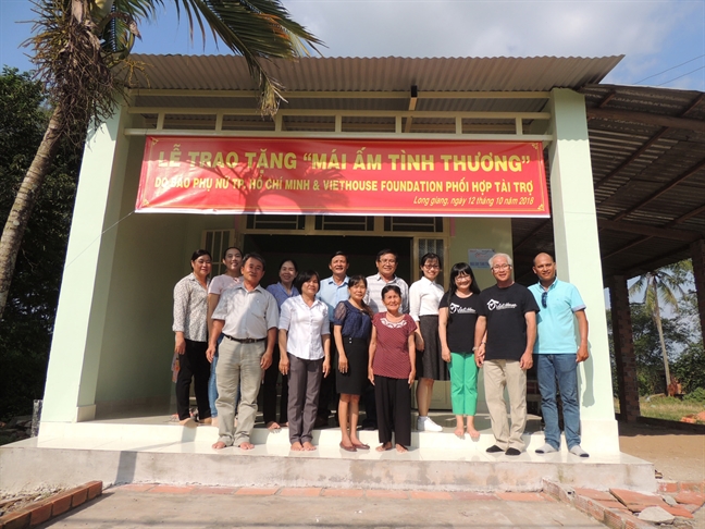 Bao Phu Nu TP.HCM trao mai am tinh thuong cho phu nu bien gioi