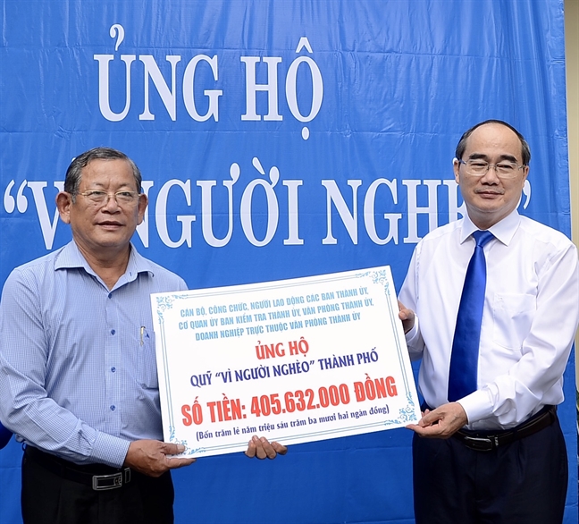 Thanh uy TP.HCM ung ho hon 400 trieu dong cham lo cho nguoi ngheo