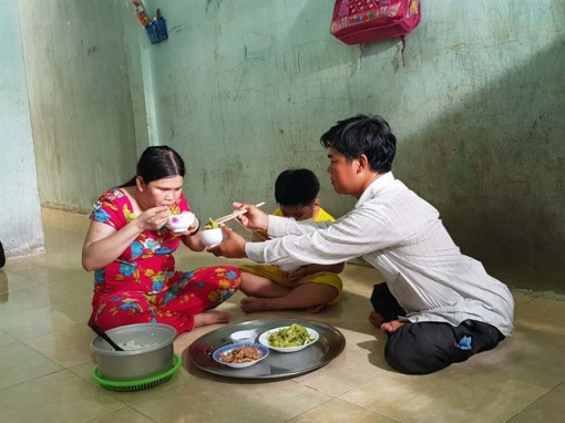 Bài 2: Trong u ám, đôi mắt em là bài hát...