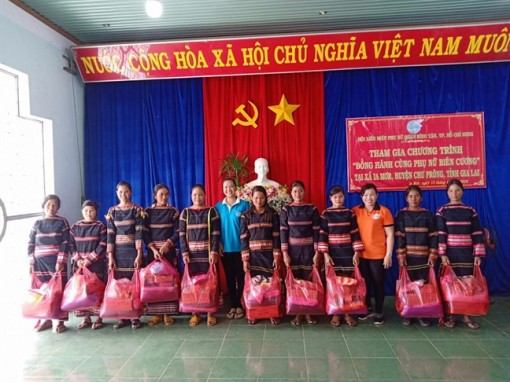Quận Bình Tân: Tặng 100 phần quà cho phụ nữ nghèo tỉnh Gia Lai