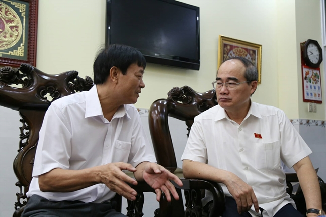 Bi thu Nguyen Thien Nhan den tham nguoi dan quan 2 va quan 4