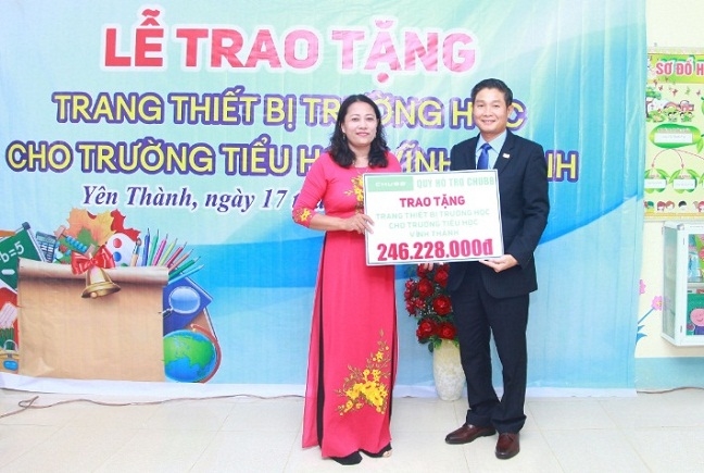 Chubb Life Viet Nam va Quy Chubb Charitable Foundation – International trao tang thiet bi day va hoc