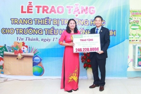 Chubb Life Việt Nam và Quỹ Chubb Charitable Foundation – International trao tặng thiết bị dạy và học