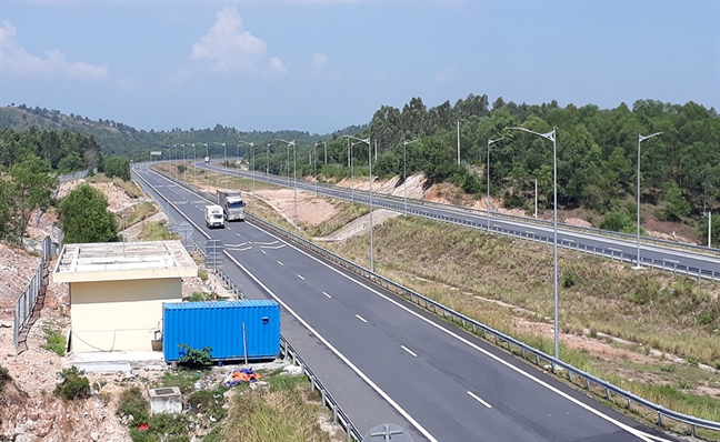 Con 76/300km hang rao bao ve cao toc Da Nang - Quang Ngai chua dong