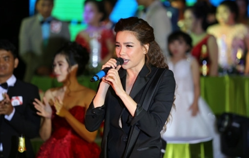 Hồ Ngọc Hà mừng cưới 40 triệu, hát tặng đám cưới 40 cặp khuyết tật