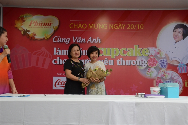 Hao hung tro tai lam banh cupcake 'khong dung hang'