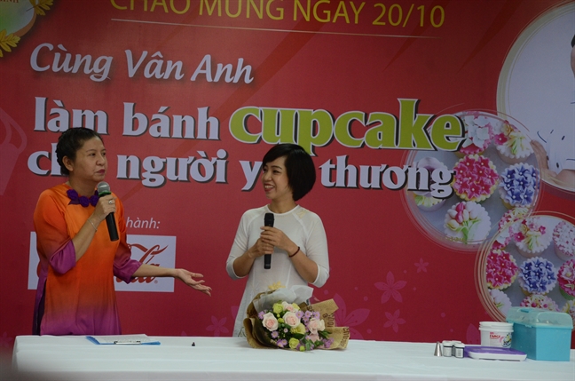 Hao hung tro tai lam banh cupcake 'khong dung hang'