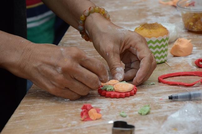 Hao hung tro tai lam banh cupcake 'khong dung hang'