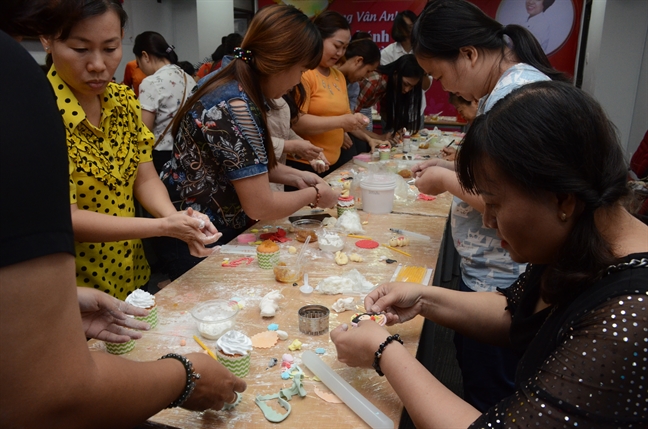 Hao hung tro tai lam banh cupcake 'khong dung hang'