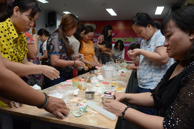 Hao hung tro tai lam banh cupcake 'khong dung hang'