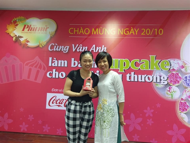 Hao hung tro tai lam banh cupcake 'khong dung hang'