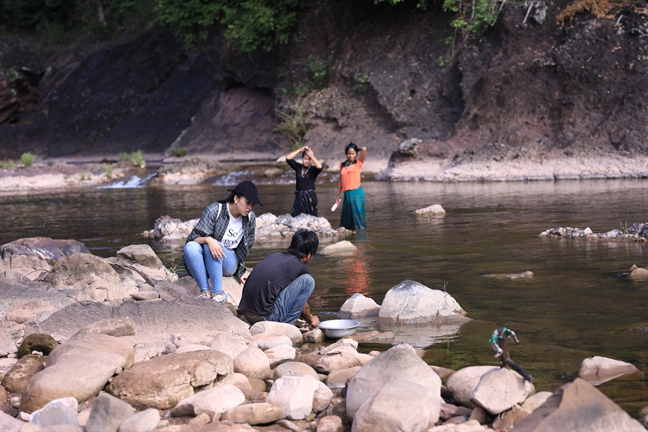 Hoa hau Tieu Vy mang nuoc sach den 38 ho dan ngheo o Quang Binh