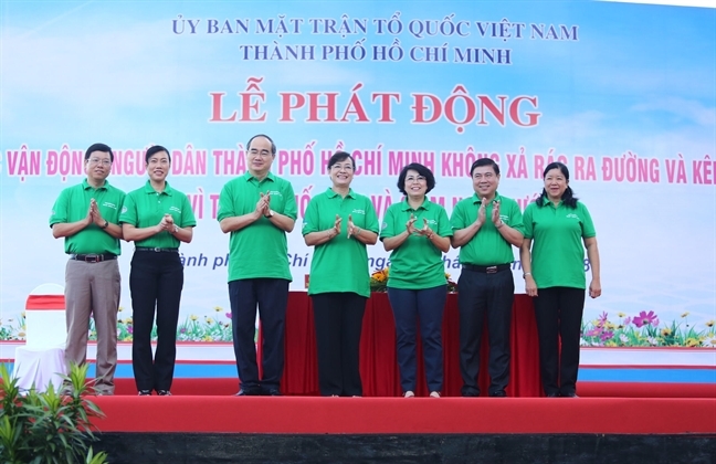 Lanh dao TP.HCM cung nguoi dan xuong duong lam sach dep moi truong song