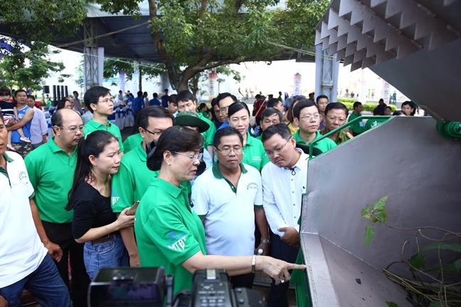 Lanh dao TP.HCM cung nguoi dan xuong duong lam sach dep moi truong song