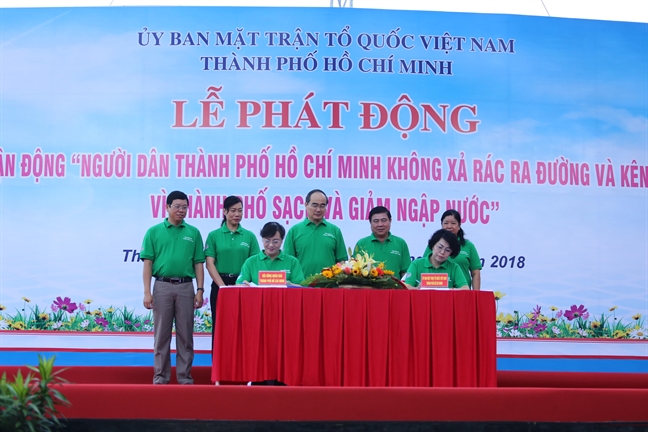 Lanh dao TP.HCM cung nguoi dan xuong duong lam sach dep moi truong song