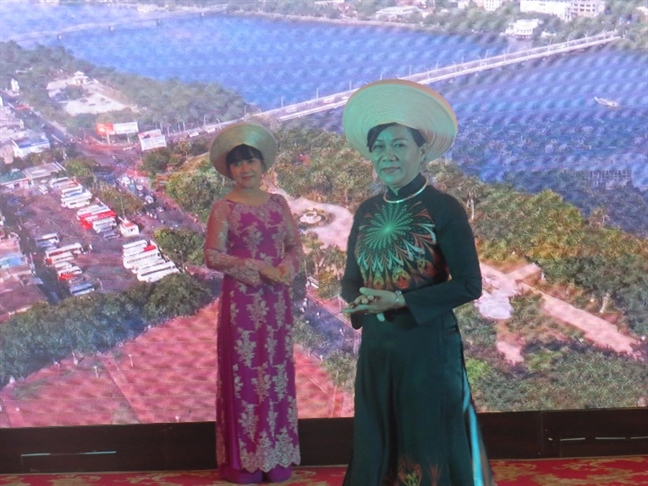 'Nguoi mau' benh nhan ung thu vu trinh dien ao dai Hue