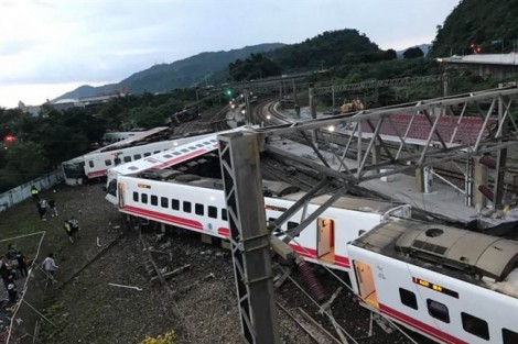 Hiện trường hỗn độn sau vụ tàu hỏa trật đường ray ở Đài Loan