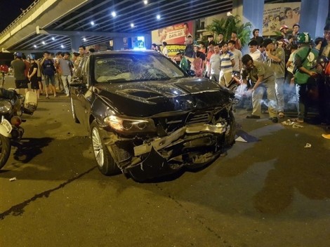 Chủ nhà hàng lái xe BMW gây tai nạn ở Hàng Xanh khai do dép cao gót bị dính chân ga