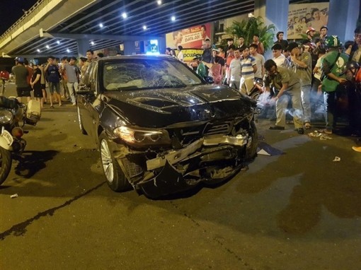 Chủ nhà hàng lái xe BMW gây tai nạn ở Hàng Xanh khai do dép cao gót bị dính chân ga