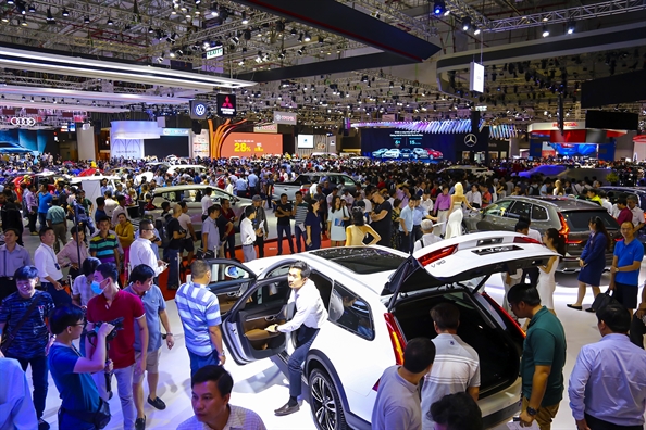 Hang ngan nguoi chen chan tham du Vietnam Motorshow 2018