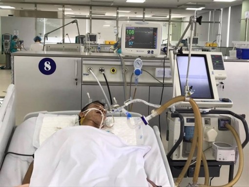 Người đàn ông lăn ra bất tỉnh vì cách uống rượu khác người