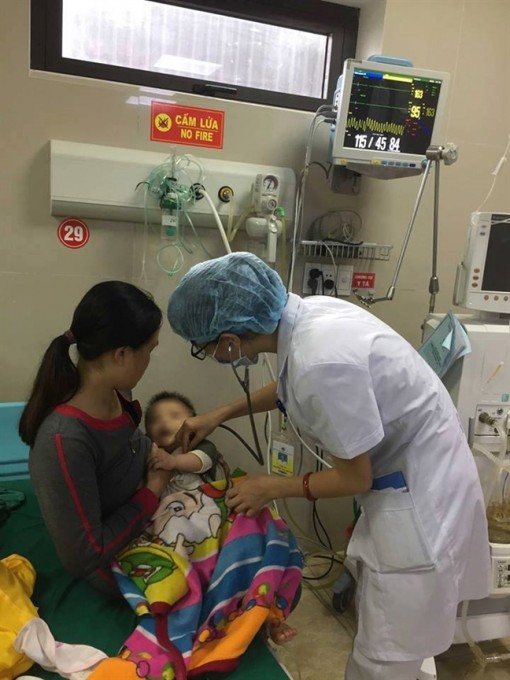 Cứu sống bé 10 tháng tuổi bị sốc thuốc sau khi tiêm tại bệnh viện