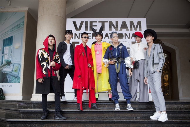 ‘Dac san’ street style tai VIFW: Khi tre con lam lo