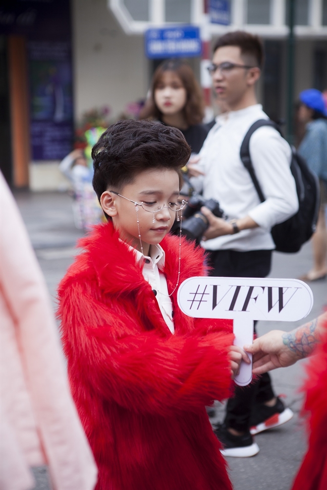 ‘Dac san’ street style tai VIFW: Khi tre con lam lo