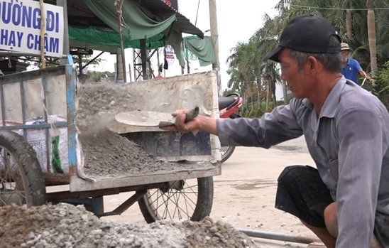 Vinh danh nguoi dan ong tat nguyen ban ve so va duong