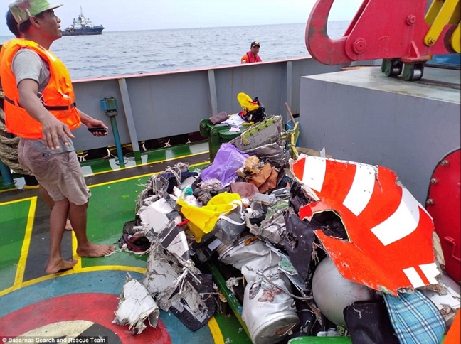 Roi may bay Indonesia: Manh vo day tren bien, khong co dau hieu nguoi song sot