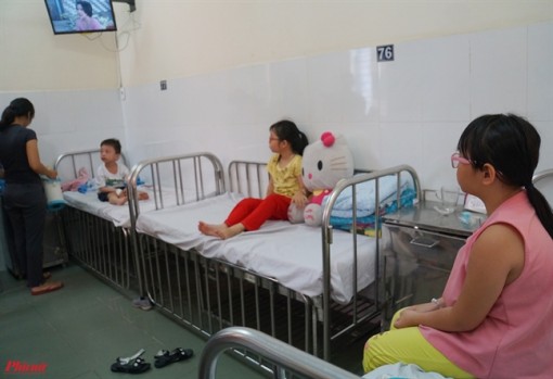 Hàng loạt trẻ nhập viện nghi ngộ độc: Trong bánh mì chà bông có gì?