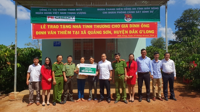 FE CREDIT trao tang nha tinh thuong, dong hanh cung nguoi dan ngheo tai tinh Dak Nong