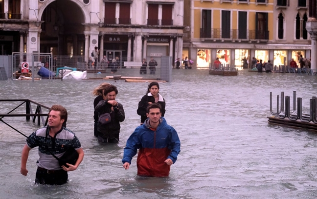 Venice 'chim' trong bien nuoc, nguoi dan va du khach chat vat loi tren pho