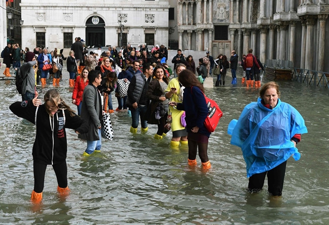 Venice 'chim' trong bien nuoc, nguoi dan va du khach chat vat loi tren pho