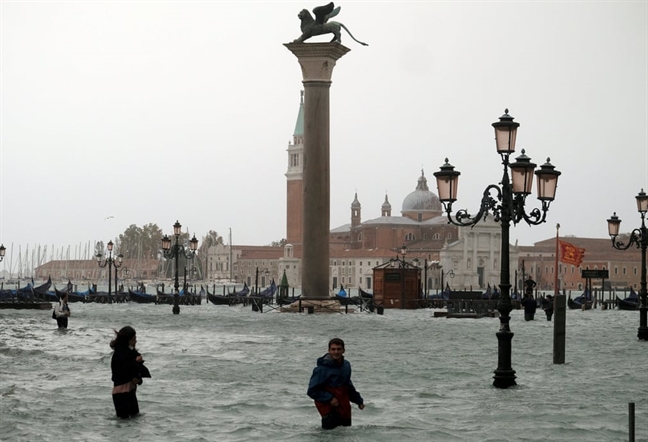 Venice 'chim' trong bien nuoc, nguoi dan va du khach chat vat loi tren pho