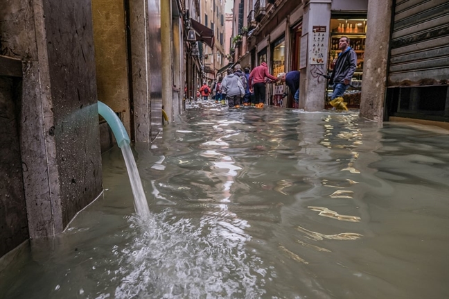 Venice 'chim' trong bien nuoc, nguoi dan va du khach chat vat loi tren pho