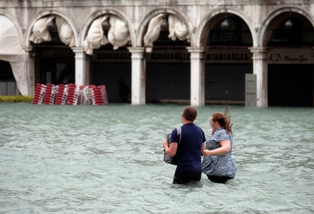 Venice 'chim' trong bien nuoc, nguoi dan va du khach chat vat loi tren pho