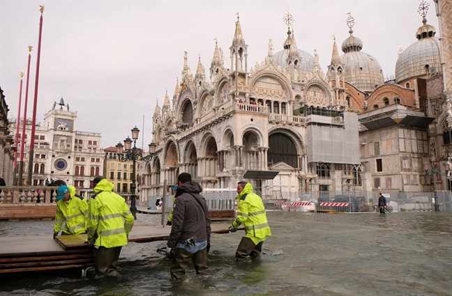 Venice 'chim' trong bien nuoc, nguoi dan va du khach chat vat loi tren pho