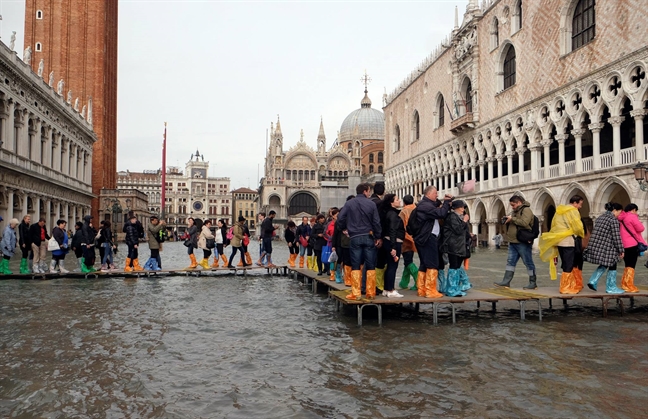 Venice 'chim' trong bien nuoc, nguoi dan va du khach chat vat loi tren pho