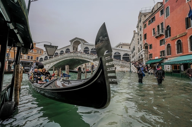 Venice 'chim' trong bien nuoc, nguoi dan va du khach chat vat loi tren pho