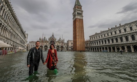 Venice 'chìm' trong biển nước, người dân và du khách chật vật lội trên phố