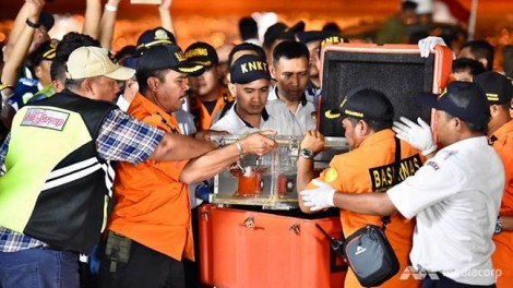Vụ rơi máy bay Indonesia: Tìm thấy bộ phận hạ cánh của máy bay gặp nạn