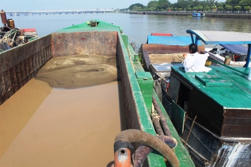 Bắt giữ thuyền dùng 'vòi rồng' bơm hút cát trái phép trên sông Đồng Nai