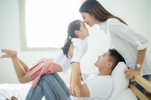 Muốn con hạnh phúc, đừng cố gắng làm cha mẹ hoàn hảo