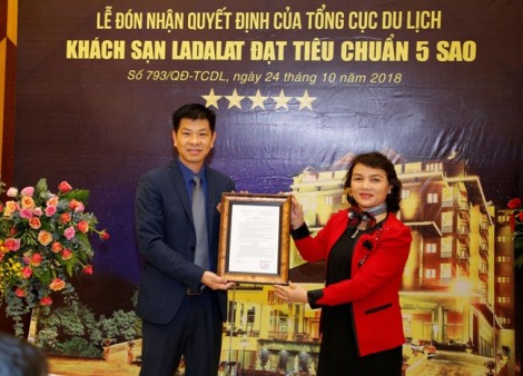 Khách sạn Ladalat đón nhận quyết định công nhận đạt tiêu chuẩn 5 sao