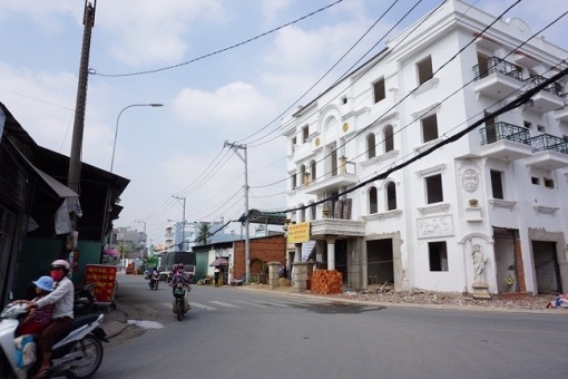 Nhà đầu tư ... ‘tràn’ về khu vực ven thành phố