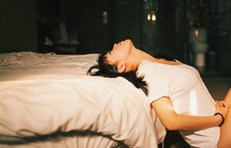 Vợ 'bế quan' sau lùm xùm của chồng