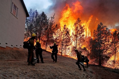 California chìm trong biển lửa từ hai vụ cháy đồng loạt bùng phát dữ dội