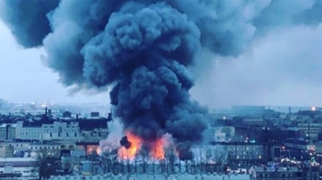 Cháy lớn ở trung tâm mua bán thành phố St. Petersburg