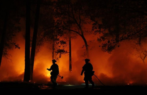 Cháy rừng ở California: Ông bố hát ru con gái khi băng qua lửa dữ